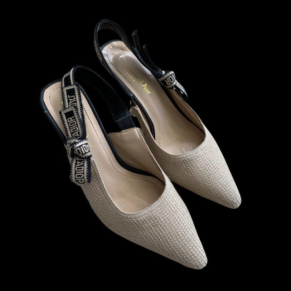 Beige (Cream) Pointed Toe Pumps size 9